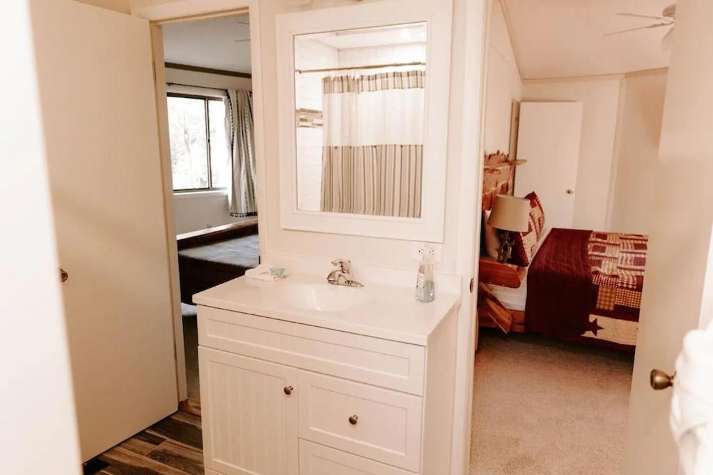 Cabin With Treehouse Views, 3 King Beds, 4 Bunks, And Large Hot Tub! 개틀린버그 외부 사진